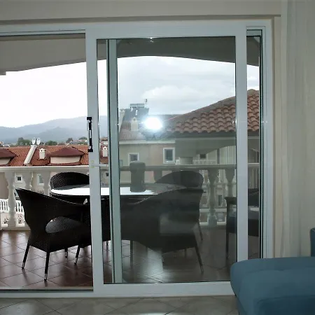 Newly Refurbished Top Floor Apartment, Near To Beach Lejlighed *