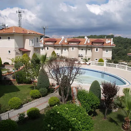 Newly Refurbished Top Floor Apartment, Near To Beach *
