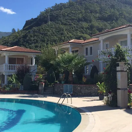 Newly Refurbished Top Floor Apartment, Near To Beach