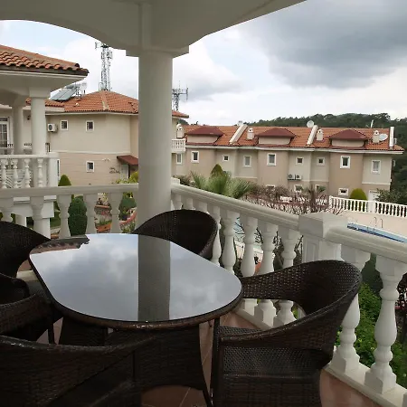 Newly Refurbished Top Floor Apartment, Near To Beach