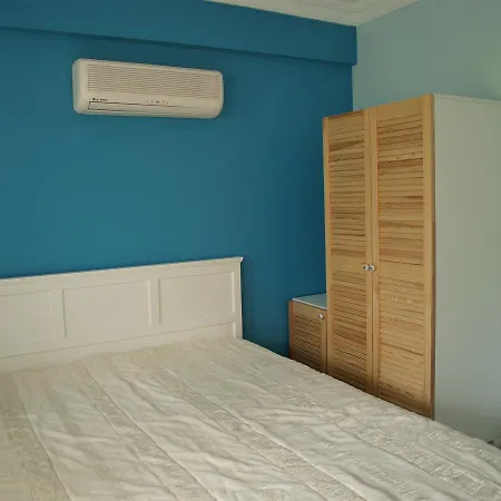 Newly Refurbished Top Floor Apartment, Near To Beach 公寓 *