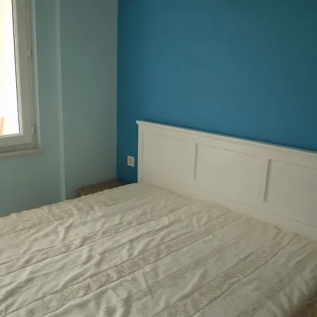Newly Refurbished Top Floor Apartment, Near To Beach