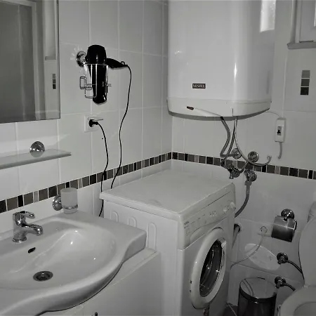 Newly Refurbished Top Floor Apartment, Near To Beach 公寓 *