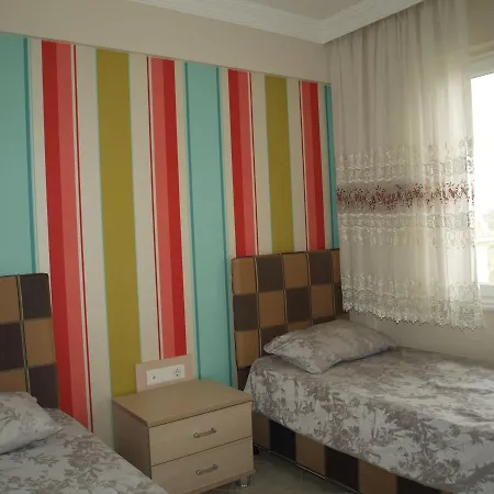 Newly Refurbished Top Floor Apartment, Near To Beach 公寓 *