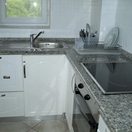 Newly Refurbished Top Floor Apartment, Near To Beach 公寓 *